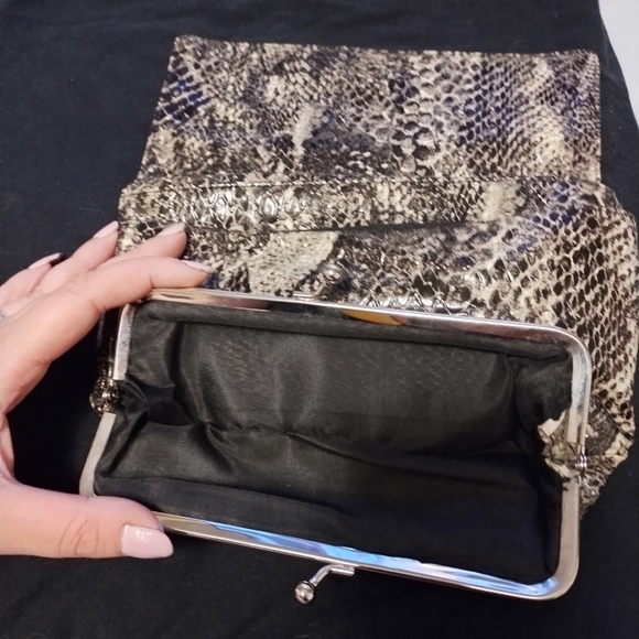 Kenneth Cole reaction fold over wallet and Jaclyn Smith strappy wallet - Picture 9 of 9